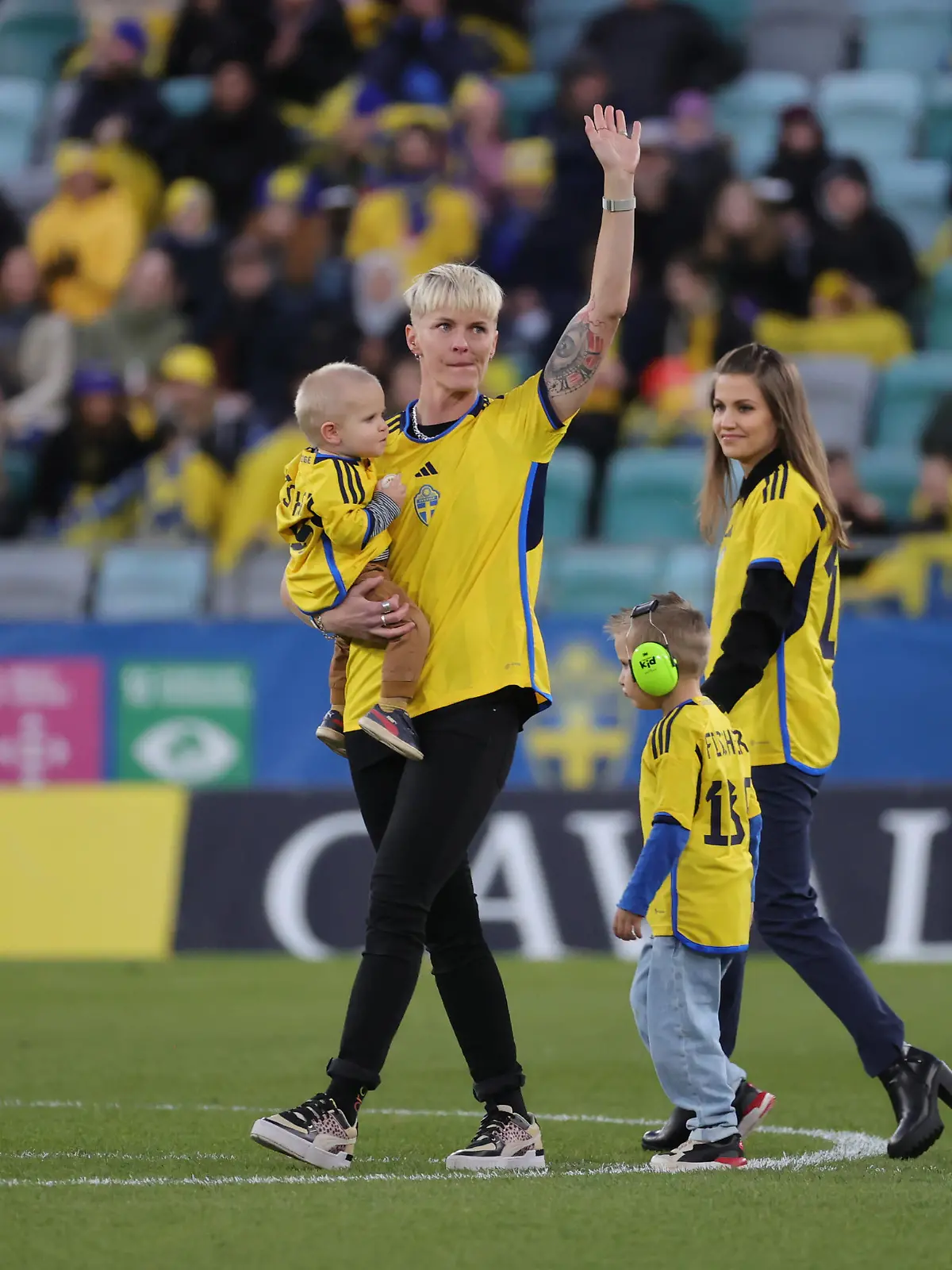 GÖTEBORG 20221011 Nilla Fischer som avslutar sin landslagskarriär tackas av innan tisdagens landskamp i fotboll mellan Sverige och Frankrike på Gamla Ullevi. Foto Adam Ihse / TT / Kod 9200