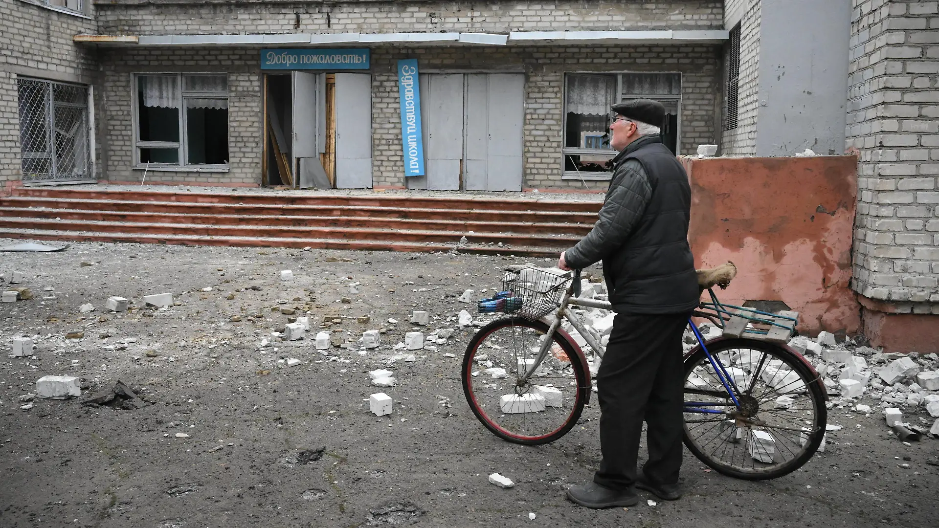 DPR LPR Russia Ukraine Military Operation 8125998 25.02.2022 An elderly man looks at the school building, damaged as a result of shelling, in Horlivka, Donetsk People s Republic. Ilya Pitalev / Sputnik Horlivka Donetsk People s Republic PUBLICATIONxINxGERxSUIxAUTxONLY Copyright: xIlyaxPitalevx