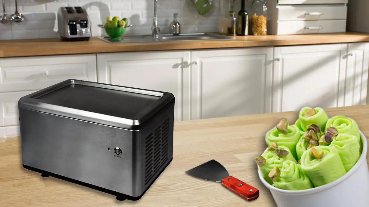 Eismaschine mit Roll-Eis auf Arbeitsplatte