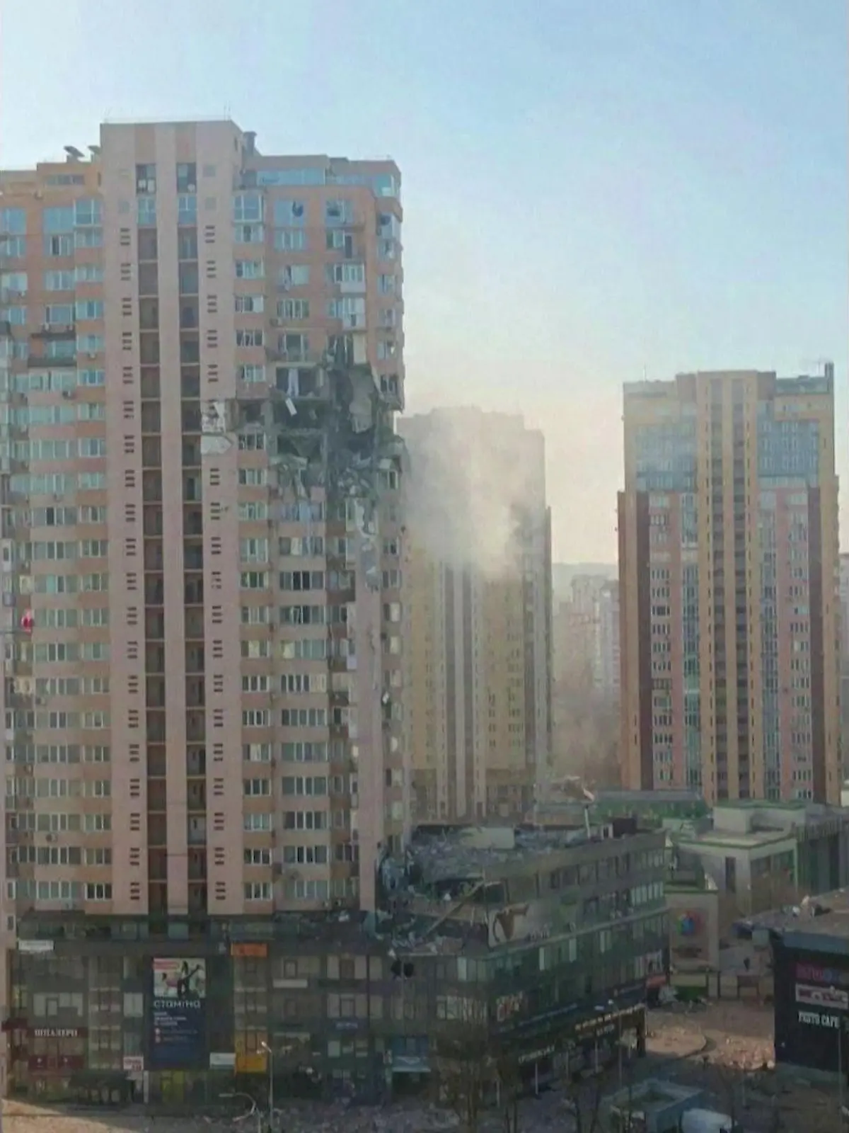 In Kiew ist ein Hochhaus getroffen worden.