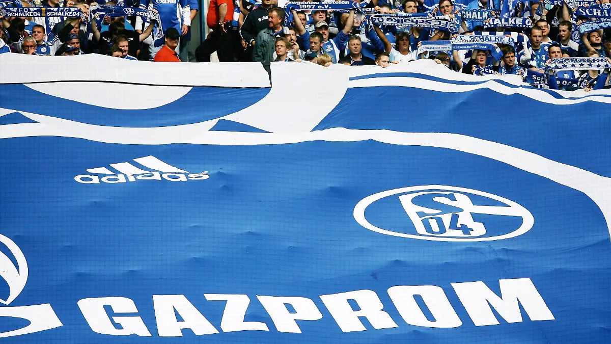 Bildnummer: 07460303 Datum: 28.08.2010 Copyright: imago/DeFodi
Samstag 28.08.2010, 1. Bundesliga Saison 10/11 - 2. Spieltag in Gelsenkirchen, FC Schalke 04 - die Fans von Schalke 04 vor dem Spiel. DeFodi028; Fussball Herren GER 2010 2011 Totale Fan Zuschauer Objekte Vdig xsl xmk 2010 quer Aufmacher 2010/2011 Fussball Herren Saison Fussballbundesliga football soccer s0402h961010 o0 Zuschauer Choreographie Fanchoreographie Riesentrikot Trikot Sponsor, Werbepartner, Werbung, Wirtschaft Gazprom
Image number 07460303 date 28 08 2010 Copyright imago DeFodi Saturday 28 08 2010 1 Bundesliga Season 10 11 2 Matchday in Gelsenkirchen FC Schalke 04 The supporters from Schalke 04 before the Game DeFodi028 Football men ger 2010 2011 long shot supporter Spectators Objects Vdig xsl xmk 2010 horizontal Highlight 2010 2011 Football men Season Football Bundesliga Football Soccer s0402h961010 o0 Spectators Choreography Fanchoreographie Giant jersey Jersey Sponsor sponsor Advertising Economy Gazprom