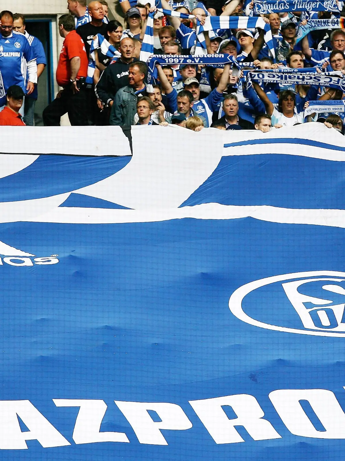 Bildnummer: 07460303  Datum: 28.08.2010  Copyright: imago/DeFodi
Samstag 28.08.2010, 1. Bundesliga Saison 10/11 - 2. Spieltag in Gelsenkirchen, FC Schalke 04 - die Fans von Schalke 04 vor dem Spiel. DeFodi028; Fussball Herren GER 2010 2011 Totale Fan Zuschauer Objekte Vdig xsl xmk 2010 quer Aufmacher 2010/2011  Fussball Herren Saison Fussballbundesliga football soccer s0402h961010 o0 Zuschauer Choreographie Fanchoreographie Riesentrikot Trikot Sponsor, Werbepartner, Werbung, Wirtschaft Gazprom

Image number 07460303 date 28 08 2010 Copyright imago DeFodi Saturday 28 08 2010 1 Bundesliga Season 10 11 2 Matchday in Gelsenkirchen FC Schalke 04 The supporters from Schalke 04 before the Game DeFodi028 Football men ger 2010 2011 long shot supporter Spectators Objects Vdig xsl xmk 2010 horizontal Highlight 2010 2011 Football men Season Football Bundesliga Football Soccer s0402h961010 o0 Spectators Choreography Fanchoreographie Giant jersey Jersey Sponsor sponsor Advertising Economy Gazprom 
