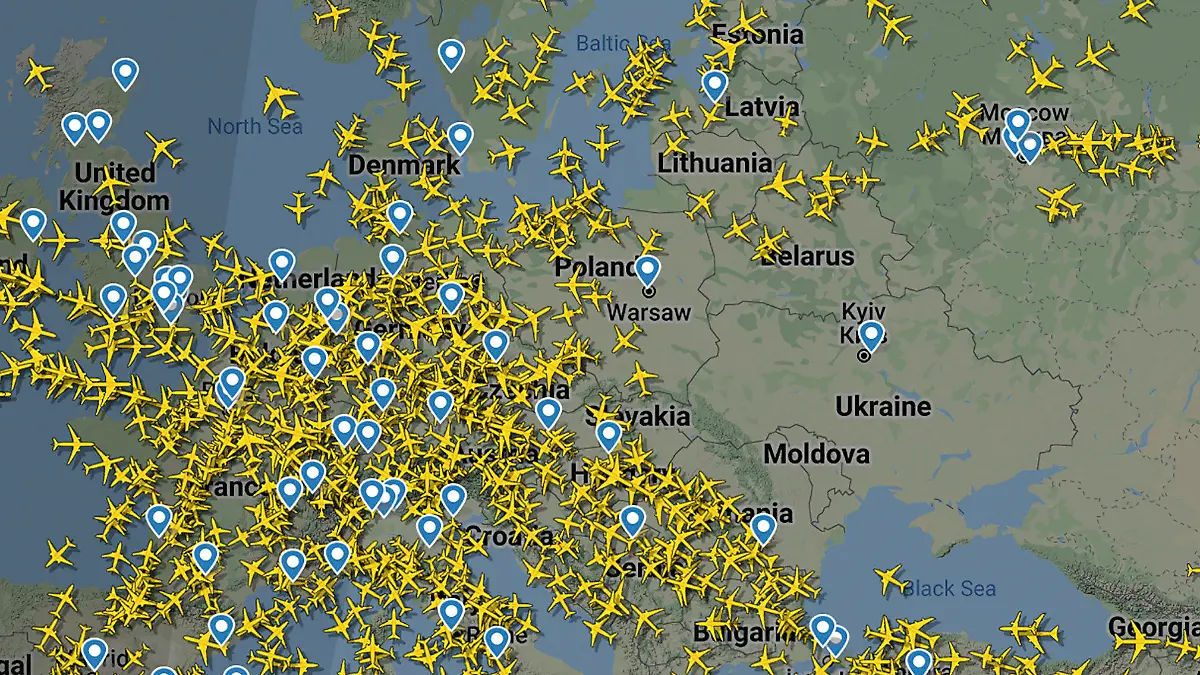 HANDOUT - 24.02.2022, ---: Ein von Flightradar24.com zur Verfügung gestellter Screenshot zeigt den freien Luftraum über der Ukraine am Donnerstag, den 24. Februar 2022, nicht lange nachdem russische Truppen ihren erwarteten Angriff auf die Ukraine gestartet haben. Foto: Uncredited/Flightradar24.com via AP/dpa - ACHTUNG: Nur zur redaktionellen Verwendung und nur mit vollständiger Nennung des vorstehenden Credits +++ dpa-Bildfunk +++
