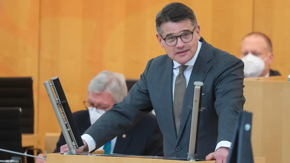 ARCHIV - 22.02.2022, Hessen, Wiesbaden: Boris Rhein (CDU, M) , Landtagspräsident des hessischen Landtags, spricht während der 96. Plenarsitzung des 20. Hessischen Landtags. Rhein soll laut Medienberichten als Nachfolger für Ministerpräsident Volker Bouffier (CDU, l) vorgeschlagen werden. Foto: Sebastian Gollnow/dpa +++ dpa-Bildfunk +++
