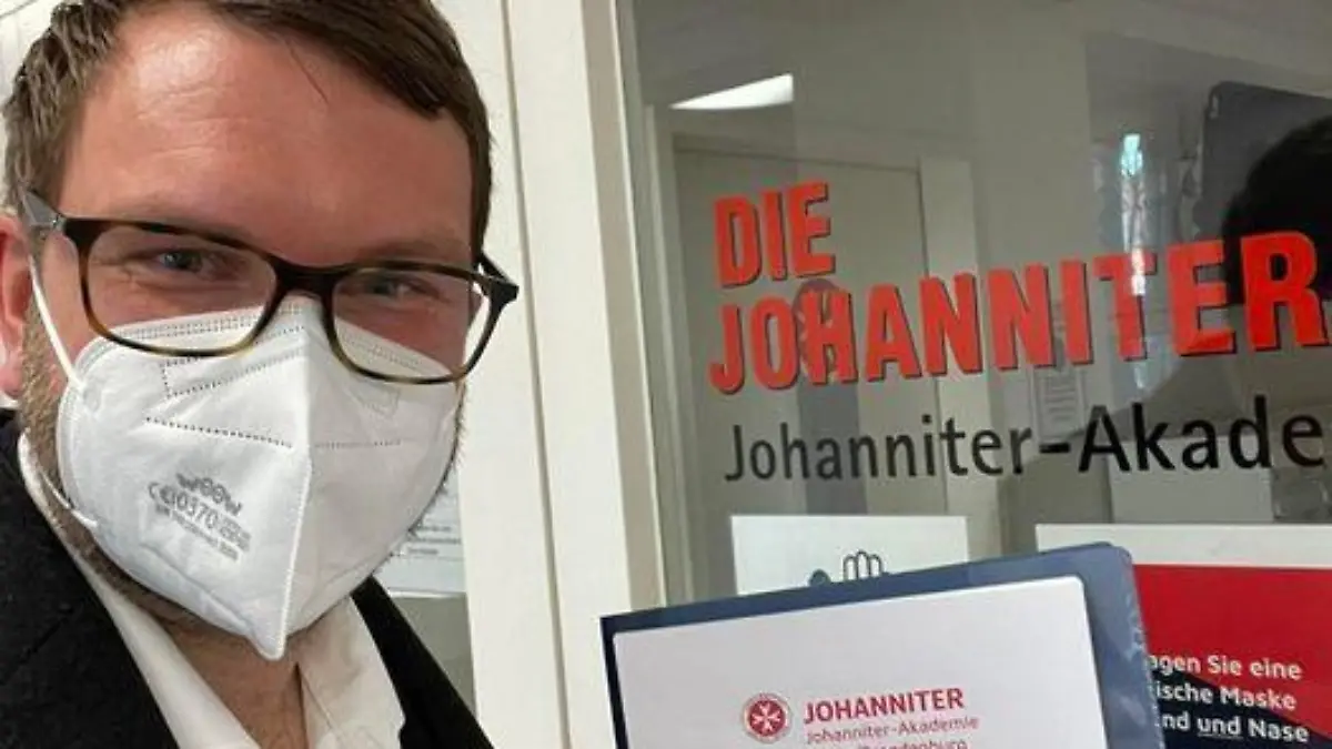 Marian Wendt hält sein Zwischenprüfungszeugnis zur Ausbildung zum Rettungssanitäter.