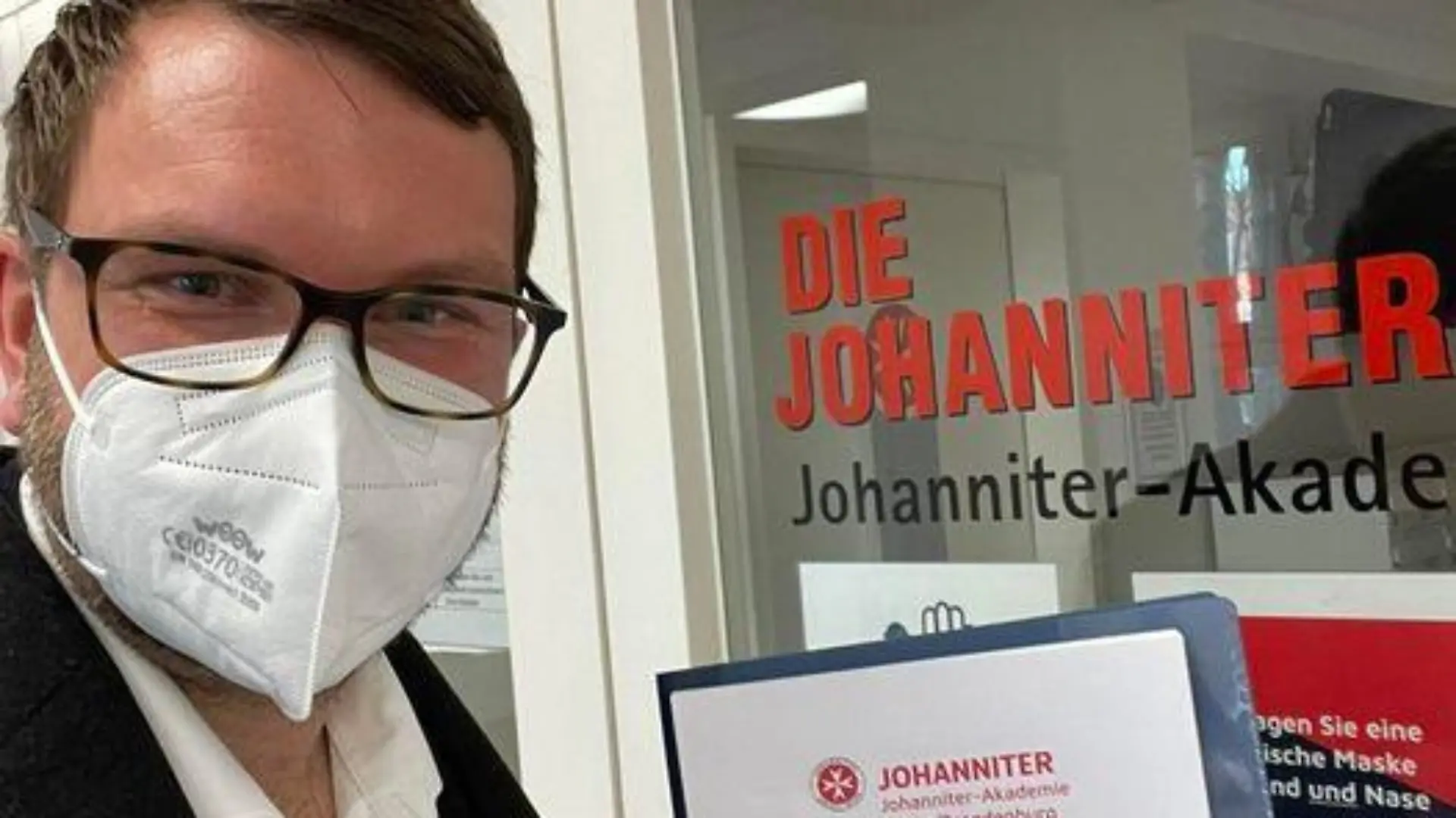 Marian Wendt hält sein Zwischenprüfungszeugnis zur Ausbildung zum Rettungssanitäter.