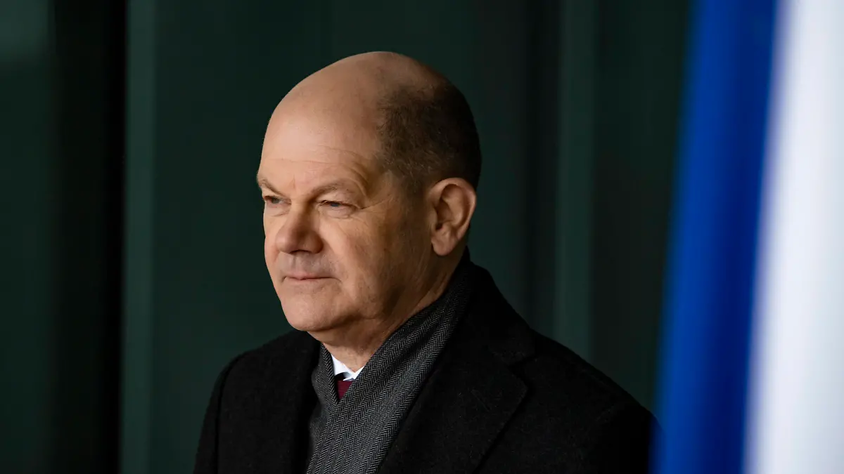 Bundeskanzler Olaf Scholz vor dem Empfang mit militaerischen Ehren des Irischen Praemierministers Micheal Martin im Kanzleramt in Berlin am 22. Februar 2022. Bundeskanzler Scholz empfaengt Irischen Praemierminister in Berlin *** German Chancellor Olaf Scholz before the reception with military honors of the Irish Minister of the Army Micheal Martin at the Chancellery in Berlin on February 22, 2022 German Chancellor Scholz receives Irish Minister of the Army in Berlin