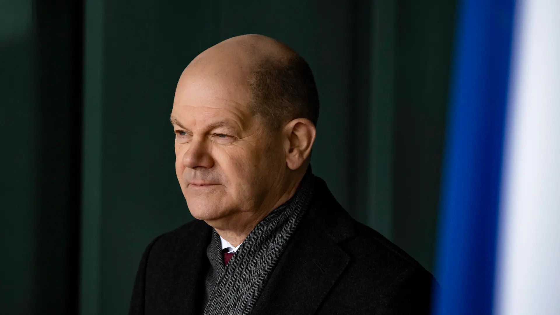 Bundeskanzler Olaf Scholz vor dem Empfang mit militaerischen Ehren des Irischen Praemierministers Micheal Martin im Kanzleramt in Berlin am 22. Februar 2022. Bundeskanzler Scholz empfaengt Irischen Praemierminister in Berlin *** German Chancellor Olaf Scholz before the reception with military honors of the Irish Minister of the Army Micheal Martin at the Chancellery in Berlin on February 22, 2022 German Chancellor Scholz receives Irish Minister of the Army in Berlin