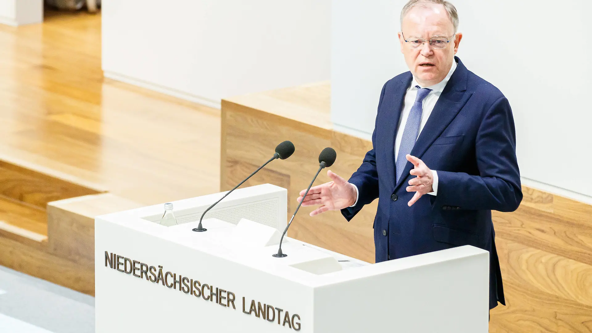 DEUTSCHLAND, NIEDERSACHSEN, HANNOVER, 21.04.2021 - Außerplanmäßige Plenarsitzung im Niedersächsischen Landtag - Stephan Weil SPD, Ministerpräsident von Niedersachsen, hält eine Regierungserklärung im Plenum. Im Mittelpunkt der Debatten des Plenums stehen der Umgang Niedersachsens mit der dritten Corona-Infektionswelle und die Mitwirkung des Landes Niedersachsen an der Novelle des Infektionsschutzgesetzes. *** GERMANY, LOWER SAXONY, HANOVER, 21 04 2021 Unscheduled plenary session in the Lower Saxony state parliament Stephan Weil SPD , Minister President of Lower Saxony, delivers a government statement in the plenary session The plenary debates focus on Lower Saxonys handling of the third Corona infection wave and the state of Lo