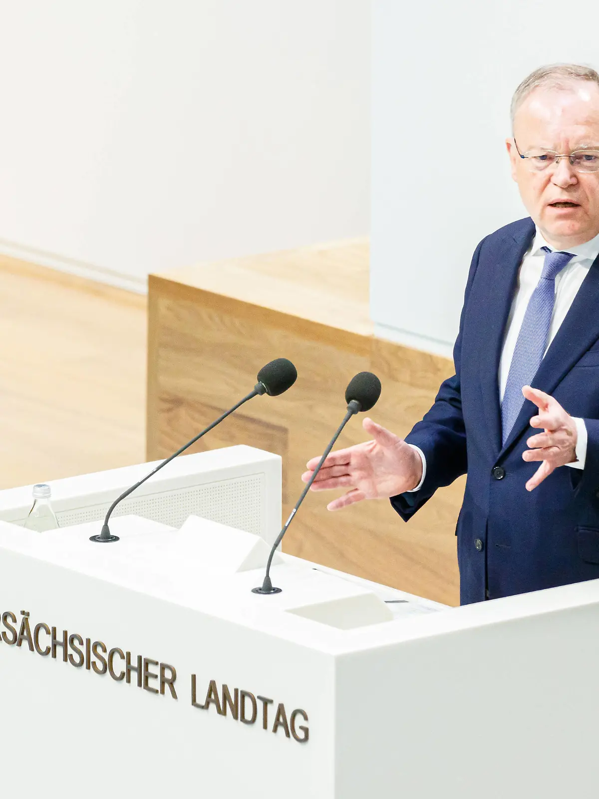 DEUTSCHLAND, NIEDERSACHSEN, HANNOVER, 21.04.2021 - Außerplanmäßige Plenarsitzung im Niedersächsischen Landtag - Stephan Weil SPD, Ministerpräsident von Niedersachsen, hält eine Regierungserklärung im Plenum. Im Mittelpunkt der Debatten des Plenums stehen der Umgang Niedersachsens mit der dritten Corona-Infektionswelle und die Mitwirkung des Landes Niedersachsen an der Novelle des Infektionsschutzgesetzes. *** GERMANY, LOWER SAXONY, HANOVER, 21 04 2021 Unscheduled plenary session in the Lower Saxony state parliament Stephan Weil SPD , Minister President of Lower Saxony, delivers a government statement in the plenary session The plenary debates focus on Lower Saxonys handling of the third Corona infection wave and the state of Lo 