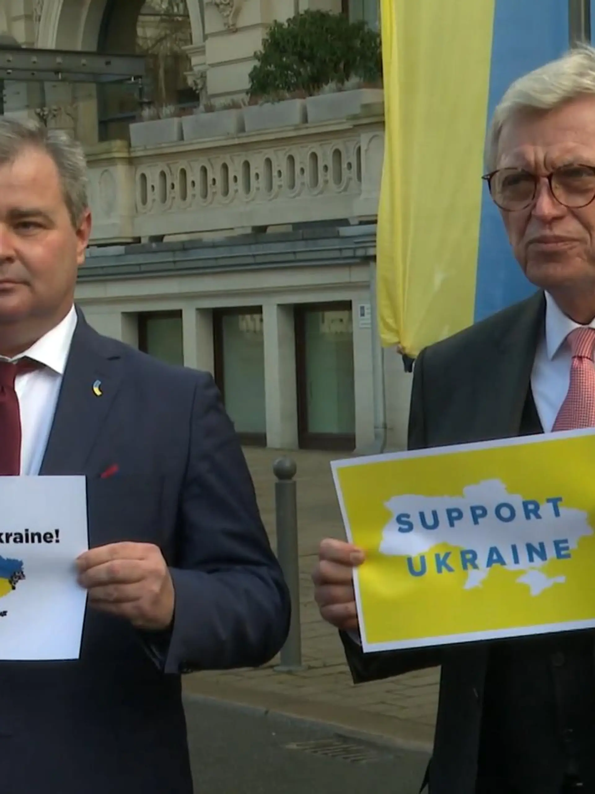 Nach den russischen Angriffen auf die Ukraine haben sich jetzt die hessischen Politiker dazu geäußert. Im hessischen Landtag herrscht fraktionsübergreifend Fassungslosigkeit und große Sorge. Hessens Ministerpräsident Volker Bouffier (CDU) hat den russischen Angriff auf die Ukraine mit scharfen Worten verurteilt. „Es ist ein Tag der Schande, ein Tag, der die Weltgeschichte verändern wird“, sagt er am Donnerstag im Landtag in Wiesbaden.