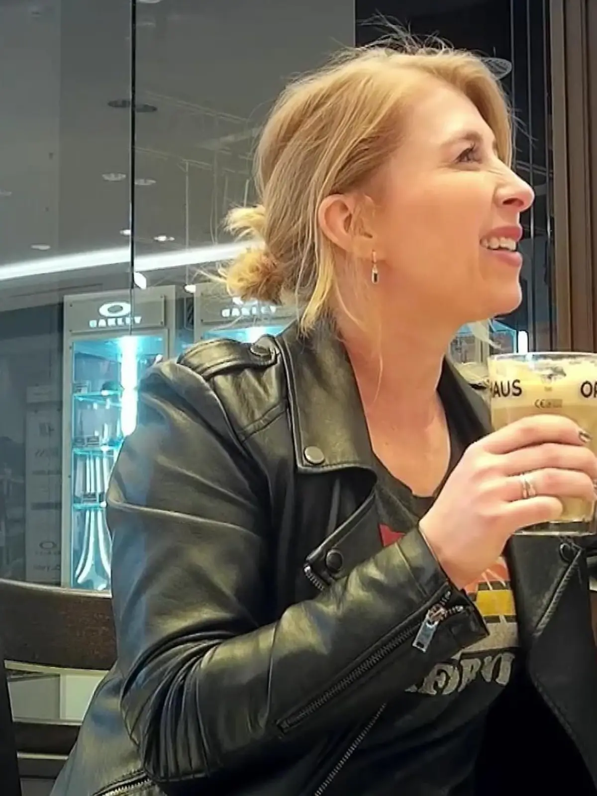 Laut Studien beschweren wir Deutschen uns eher selten! Und das selbst wenn der Kaffee kalt oder ein Produkt zu schnell kaputt ist. Unsere Reporterin Anke Reichardt hat ausprobiert wann sich eine freundliche Beschwerde richtig lohnen kann. Das überraschende Ergebnis sehen Sie im Video!