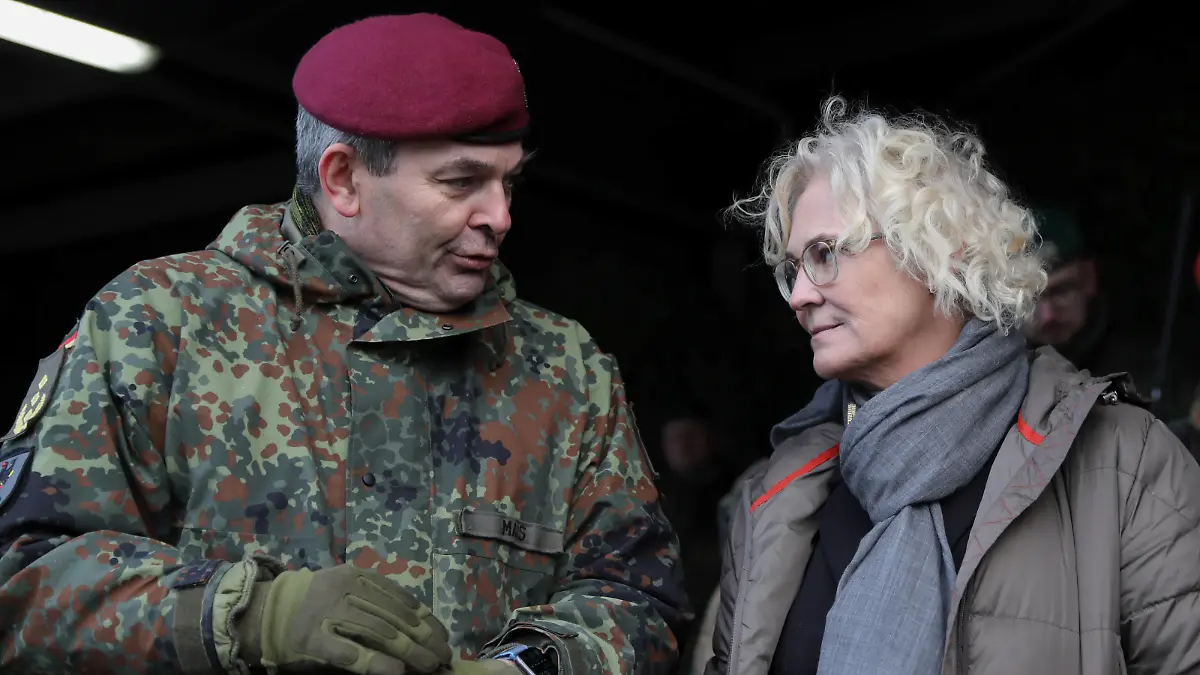  Bundesverteidigungsministerin Christine Lambrecht im Gespräch mit dem Inspekteur des Heeres, Generalleutnant Alfons Mais links auf der Tribüne des Truppenübungsplatz in Munster. Dienstantrittsbesuch der Bundesministerin der Verteidigung Christine Lambrecht beim Deutschen HEER am 07. Februar 2022. Munster Niedersachsen Deutschland