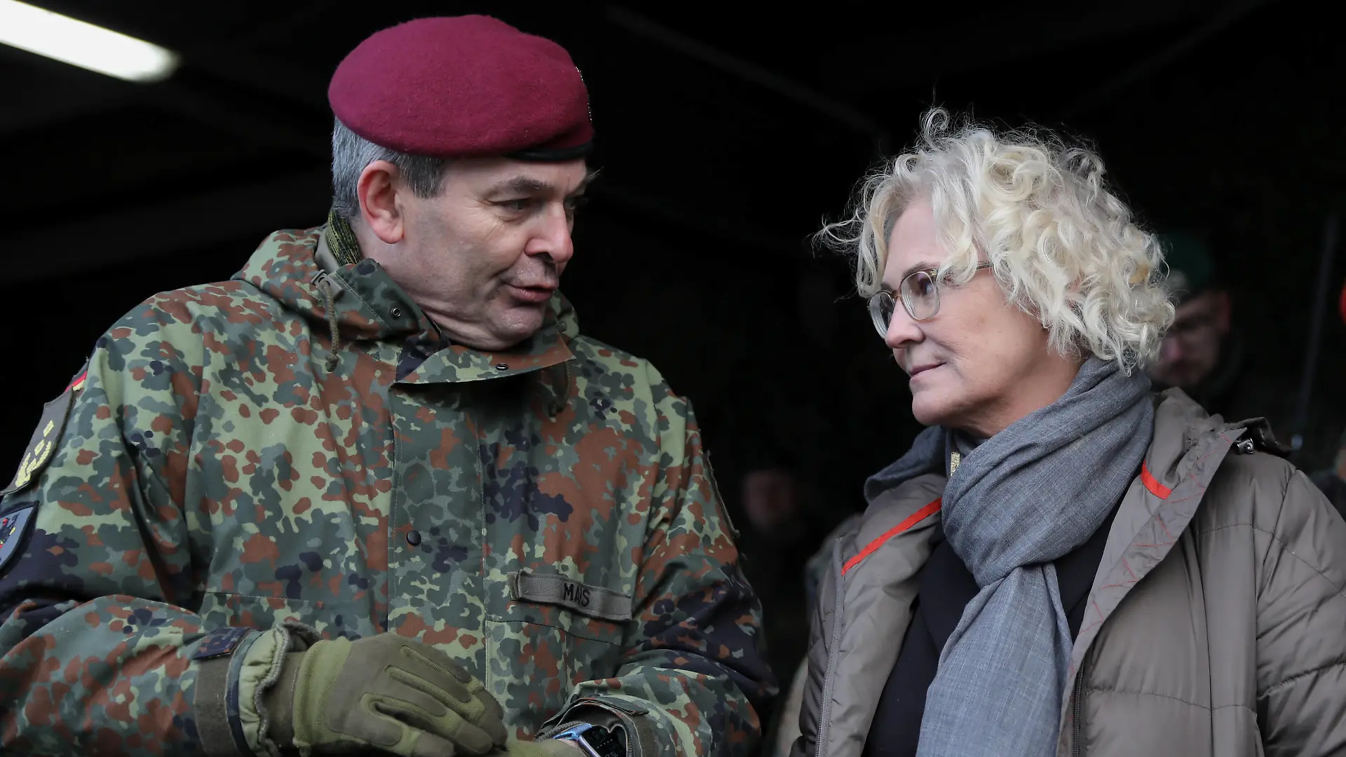  Bundesverteidigungsministerin Christine Lambrecht im Gespräch mit dem Inspekteur des Heeres, Generalleutnant Alfons Mais links auf der Tribüne des Truppenübungsplatz in Munster. Dienstantrittsbesuch der Bundesministerin der Verteidigung Christine Lambrecht beim Deutschen HEER am 07. Februar 2022. Munster Niedersachsen Deutschland