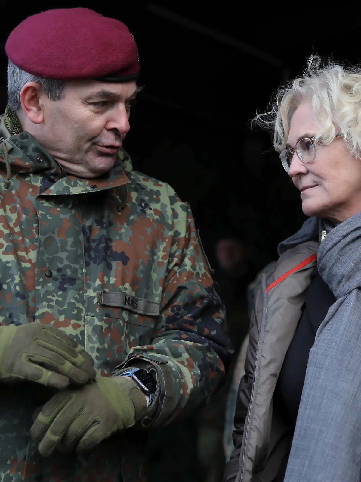  Bundesverteidigungsministerin Christine Lambrecht im Gespräch mit dem Inspekteur des Heeres, Generalleutnant Alfons Mais links auf der Tribüne des Truppenübungsplatz in Munster. Dienstantrittsbesuch der Bundesministerin der Verteidigung Christine Lambrecht beim Deutschen HEER am 07. Februar 2022. Munster Niedersachsen Deutschland