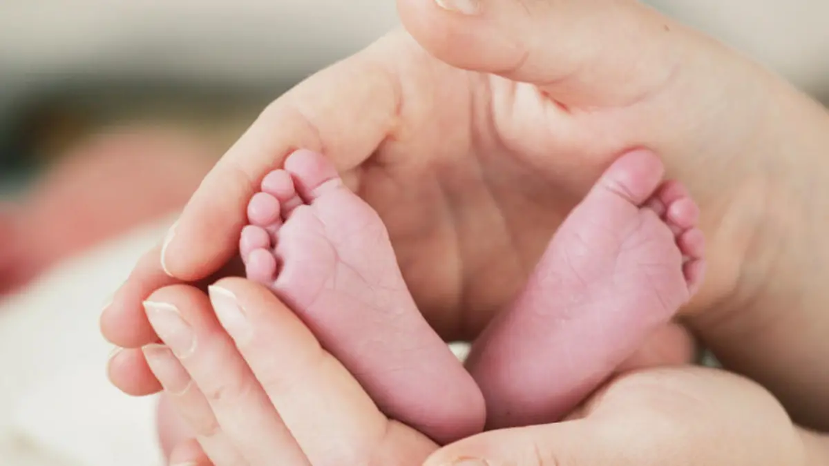 baby fuesse haende mutter kind Fotolia 22443475 S.jpg