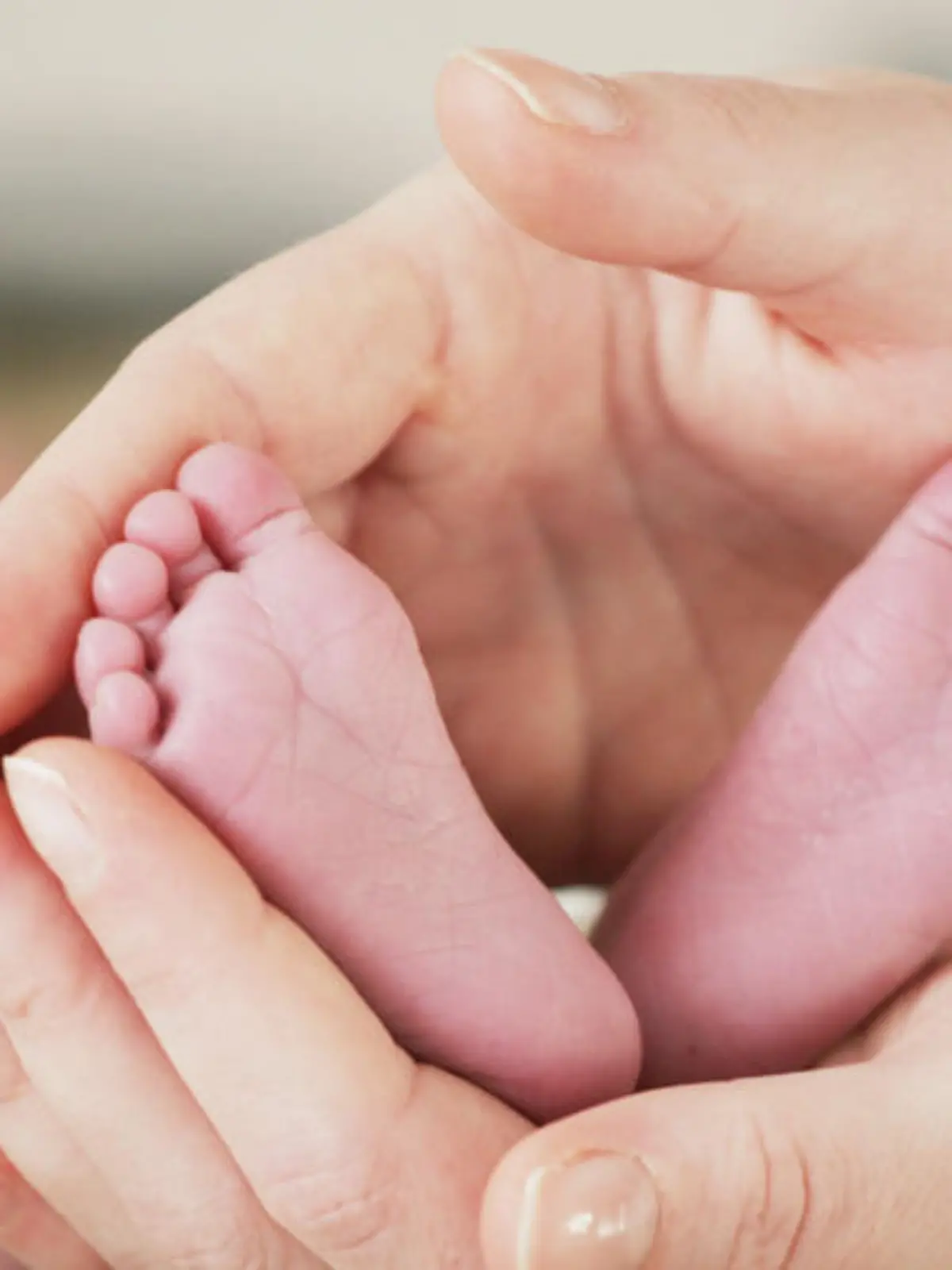 baby fuesse haende mutter kind Fotolia 22443475 S.jpg