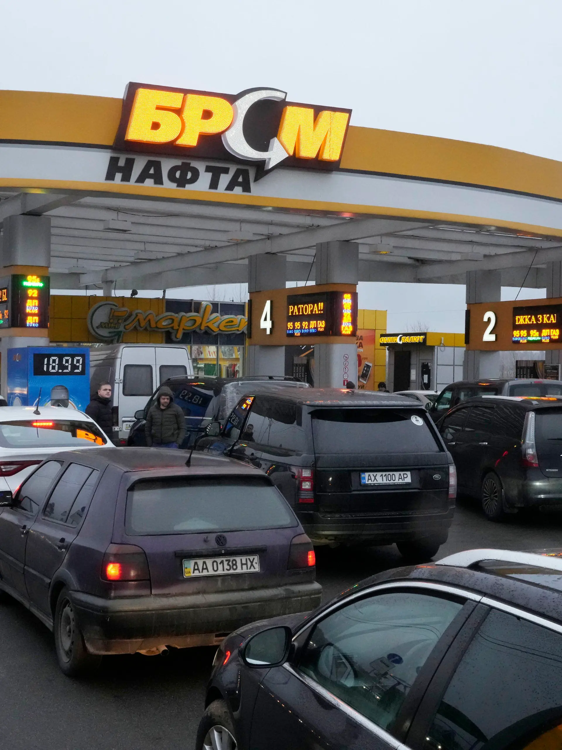 24.02.2022, Ukraine, Kiew: Fahrzeuge stehen in einer Schlange vor einer Tankstelle. Russische Truppen haben ihren erwarteten Angriff auf die Ukraine gestartet. Noch vor dem Morgengrauen waren in mehreren ukrainischen Städten Explosionen zu hören. Foto: Efrem Lukatsky/AP/dpa +++ dpa-Bildfunk +++