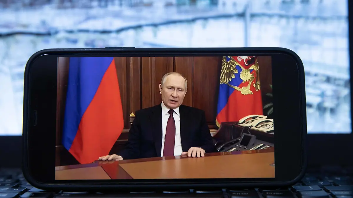 220224 -- MOSCOW, Feb. 24, 2022 -- Photo taken on Feb. 24, 2022 shows a screen displaying Russian President Vladimir Putin speaking during a televised address, in Moscow, Russia. TO GO WITH Putin authorizes special military operation in Donbass region RUSSIA-MOSCOW-PUTIN-TELEVISED ADDRESS BaixXueqi PUBLICATIONxNOTxINxCHN