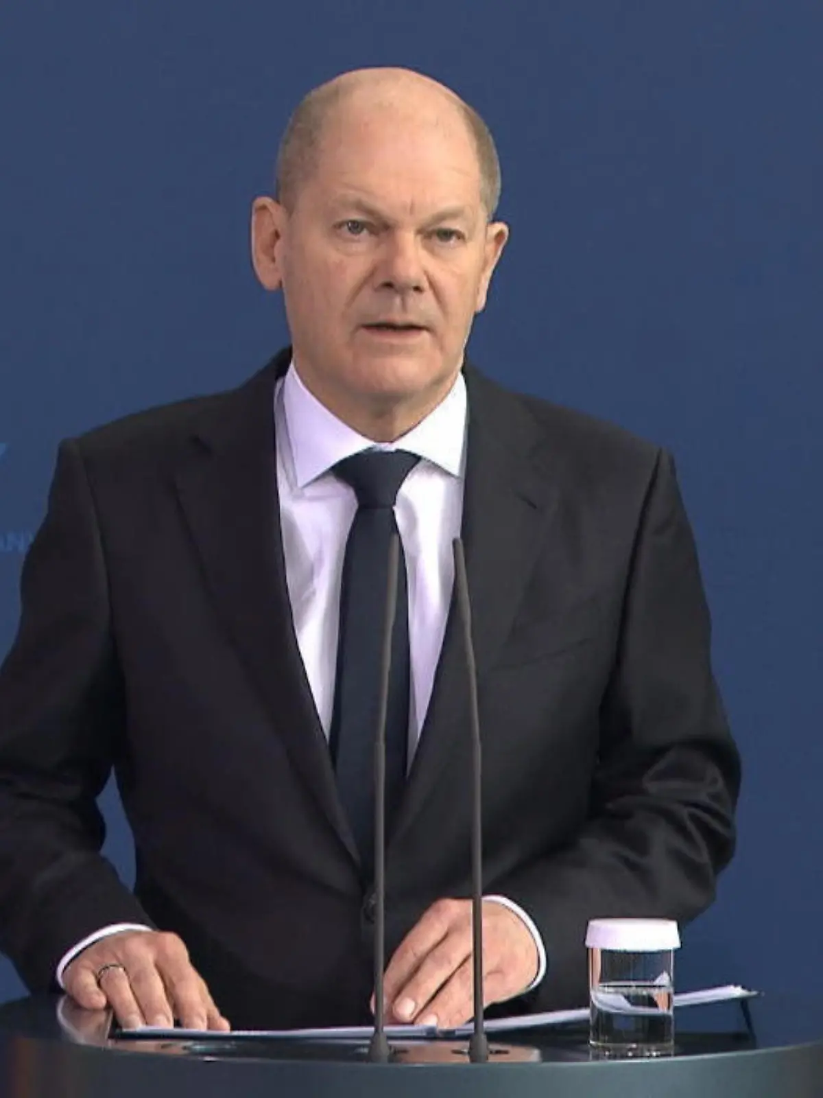 Bundeskanzler Olaf Scholz fordert Wladimir Putin auf, seine Angriffe sofort zu stoppen