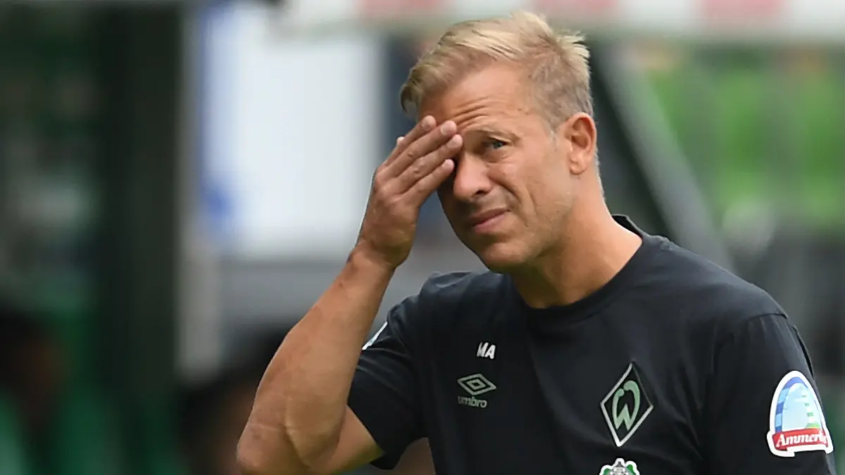 ARCHIV - 15.08.2021, Bremen: Fußball, 2. Bundesliga, Werder Bremen - SC Paderborn 07, 3. Spieltag: Werders damaliger Trainer Markus Anfang steht an der Seitenlinie. Der ehemalige Werder-Trainer Anfang darf wegen der Nutzung eines gefälschten Impfpasses in dieser Saison nicht mehr als Trainer arbeiten. Das Sportgericht des Deutschen Fußball-Bundes sperrte ihn am Dienstag rückwirkend ab dem 20. November für ein Jahr, setzt diese Strafe aber ab dem 10. Juni zur Bewährung aus. Foto: Carmen Jaspersen/dpa +++ dpa-Bildfunk +++