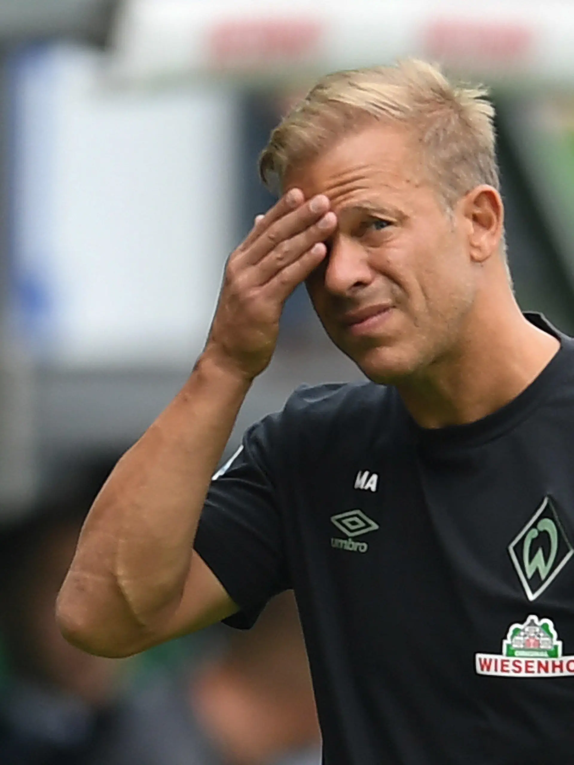 ARCHIV - 15.08.2021, Bremen: Fußball, 2. Bundesliga, Werder Bremen - SC Paderborn 07, 3. Spieltag: Werders damaliger Trainer Markus Anfang steht an der Seitenlinie. Der ehemalige Werder-Trainer Anfang darf wegen der Nutzung eines gefälschten Impfpasses in dieser Saison nicht mehr als Trainer arbeiten. Das Sportgericht des Deutschen Fußball-Bundes sperrte ihn am Dienstag rückwirkend ab dem 20. November für ein Jahr, setzt diese Strafe aber ab dem 10. Juni zur Bewährung aus. Foto: Carmen Jaspersen/dpa +++ dpa-Bildfunk +++