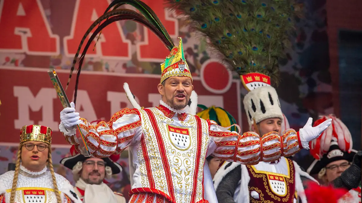  In Köln hat trotz des Krieges in der Ukraine und der Coronapandemie an Weiberfastnacht der Straßenkarneval begonnen. Im Bild der Kölner Karnevalsprinz Sven Oleff auf der Bühne auf dem Alter Markt. Weiberfastnacht in Köln *** In Cologne, despite the war in Ukraine and the Corona pandemic, the street carnival began on Weiberfastnacht In the picture, the Cologne Carnival Prince Sven Oleff on stage at the Alter Markt Weiberfastnacht in Cologne