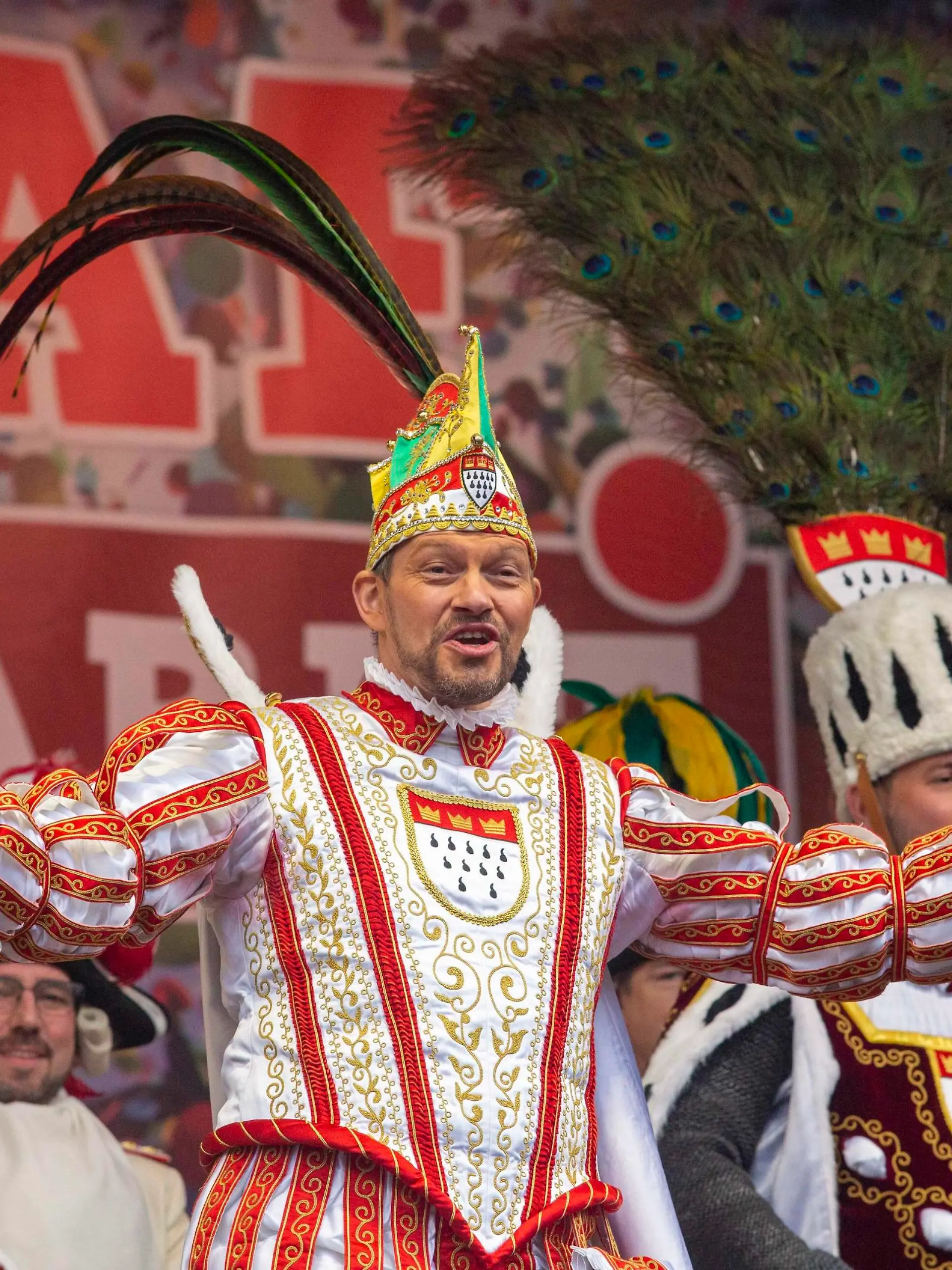  In Köln hat trotz des Krieges in der Ukraine und der Coronapandemie an Weiberfastnacht der Straßenkarneval begonnen. Im Bild der Kölner Karnevalsprinz Sven Oleff auf der Bühne auf dem Alter Markt. Weiberfastnacht in Köln *** In Cologne, despite the war in Ukraine and the Corona pandemic, the street carnival began on Weiberfastnacht In the picture, the Cologne Carnival Prince Sven Oleff on stage at the Alter Markt Weiberfastnacht in Cologne