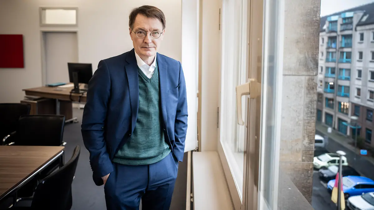 Karl Lauterbach (SPD), Bundesminister für Gesundheit, aufgenommen in seinem Büro im temporären Bau des Gesundheitsministeriums in der Mohrenstraße, kurz vor seiner Teilnahme an der Videokonferenz des Expertenrat der Bundesregierung zur Corona Pandemie.