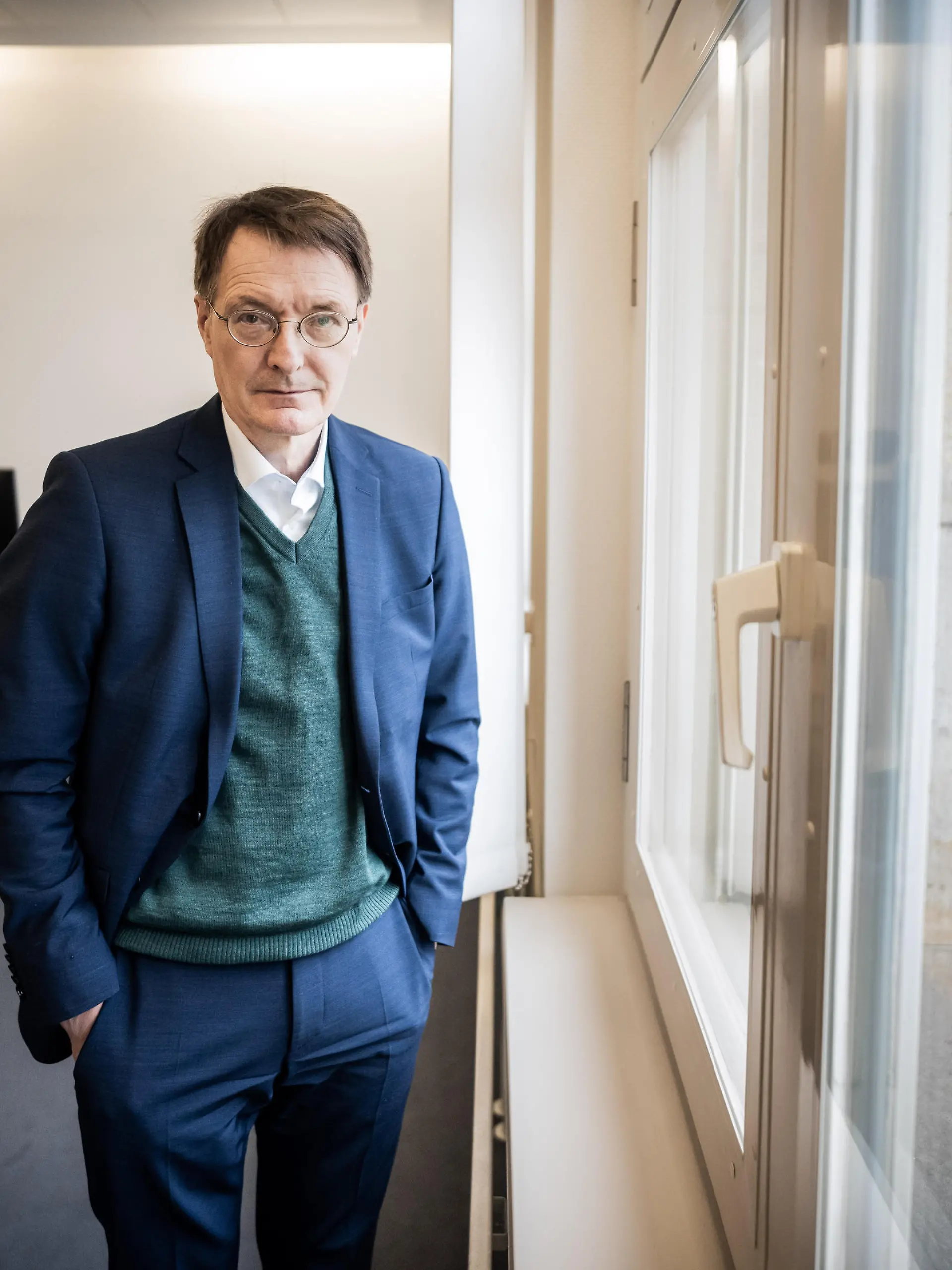 Karl Lauterbach (SPD), Bundesminister für Gesundheit, aufgenommen in seinem Büro im temporären Bau des Gesundheitsministeriums in der Mohrenstraße, kurz vor seiner Teilnahme an der Videokonferenz des Expertenrat der Bundesregierung zur Corona Pandemie.