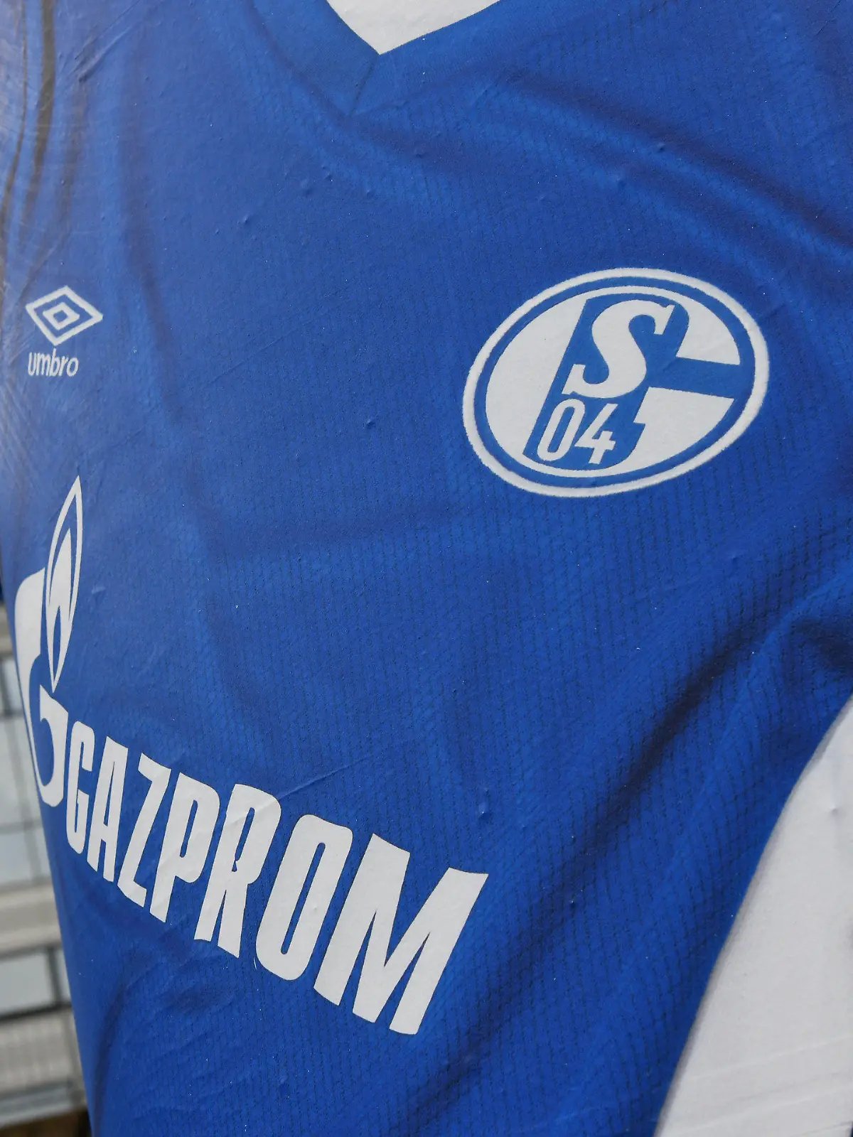 22.02.2022, Nordrhein-Westfalen, Gelsenkirchen: Das Logo des russischen Energieunternehmens Gazprom ist auf einem Werbeplakat vor der Veltins Arena des Fußball-Zweitligisten FC Schalke 04 zu sehen. Der vom russischen Energieunternehmen Gazprom gesponsorte Fußball-Zweitligist FC Schalke 04 verfolgt die politische Lage in Osteuropa nach der Anerkennung der ostukrainischen Separatistengebiete durch Russland «mit großer Sorge». Das erklärte der Verein in einer Stellungnahme der Vereinsführung am Dienstag. Ob der Club Konsequenzen zieht, ist noch offen. Foto: Caroline Seidel-Dißmann/dpa +++ dpa-Bildfunk +++