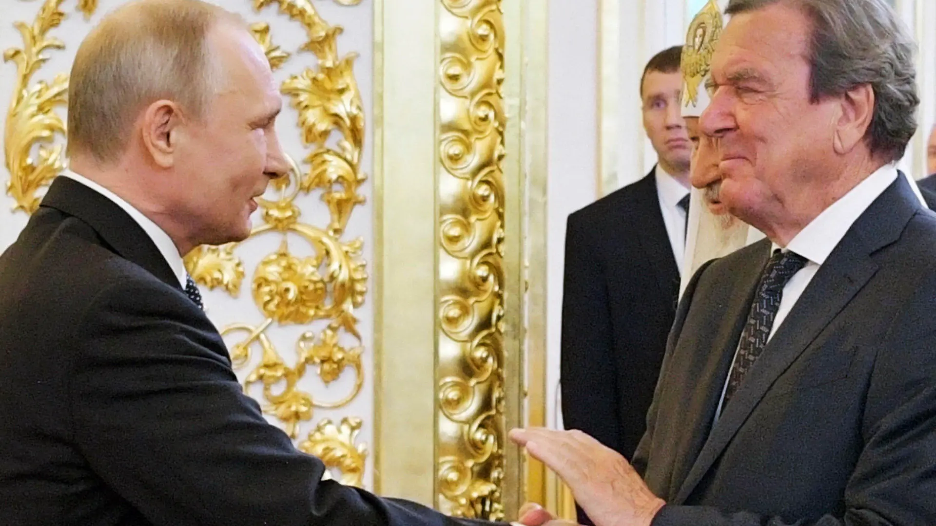 ARCHIV - 07.05.2018, Russland, Moskau: Gerhard Schröder (r), ehemaliger deutscher Bundeskanzler, gibt Wladimir Putin (l), Präsident von Russland, bei dessen Amtseinführung im Kreml die Hand. (zu dpa: «(zu dpa: «Kritik an Schröders Engagement für Russlands Gas reißt nicht ab»)») Foto: Alexei Druzhinin/POOL SPUTNIK KREMLIN/AP/dpa +++ dpa-Bildfunk +++