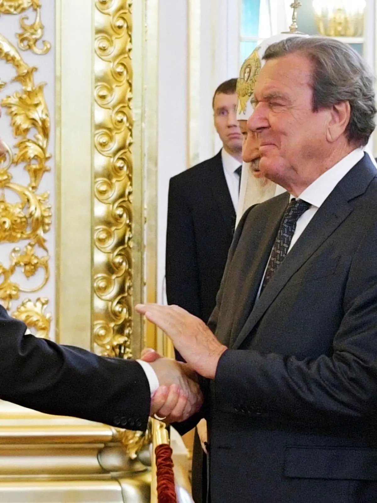 ARCHIV - 07.05.2018, Russland, Moskau: Gerhard Schröder (r), ehemaliger deutscher Bundeskanzler, gibt Wladimir Putin (l), Präsident von Russland, bei dessen Amtseinführung im Kreml die Hand. (zu dpa: «(zu dpa: «Kritik an Schröders Engagement für Russlands Gas reißt nicht ab»)») Foto: Alexei Druzhinin/POOL SPUTNIK KREMLIN/AP/dpa +++ dpa-Bildfunk +++