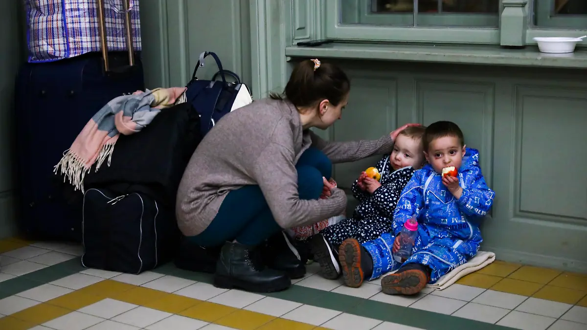  People Arrive In Poland After Fleeing Ukraine A mother with children is resting in a temporary shelter inside a building of the railway station after arriving on a train from Kiev in Ukraine to Przemysl, Poland on February 24, 2022. Russian invasion on Ukraine can cause a mass exodus of refugees to Poland. Przemysl Poland PUBLICATIONxNOTxINxFRA Copyright: xBeataxZawrzelx originalFilename: zawrzel-peoplear220224_npE5N.jpg