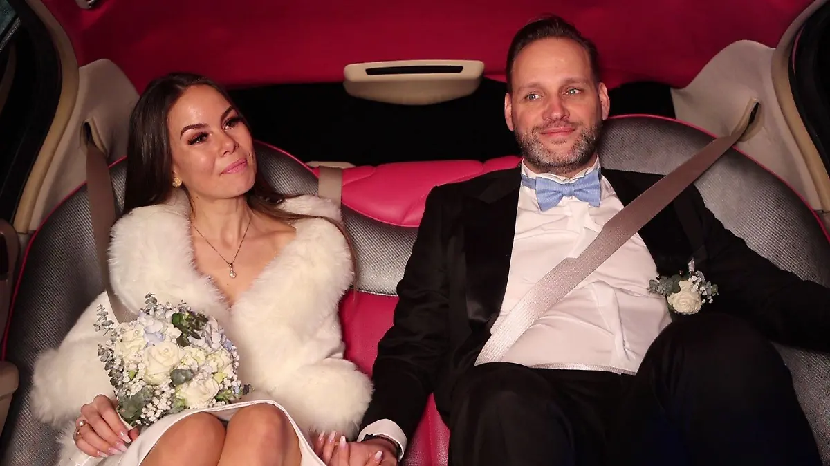 Silvana und Frank sitzen an ihrer Hochzeit in der berühmten "Take Me Out"-Limousine.
