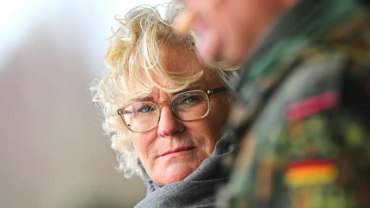 Bundesverteidigungsminsisterin Christine Lambrecht beim Heer in Munster. Dienstantrittsbesuch der Bundesministerin der Verteidigung Christine Lambrecht beim Deutschen HEER am 07. Februar 2022. Munster Niedersachsen Deutschland *** Federal Minister of Defense Christine Lambrecht at the German Army in Munster Inaugural visit of the Federal Minister of Defense Christine Lambrecht at the German Army on 07 February 2022 Munster Lower Saxony Germany 