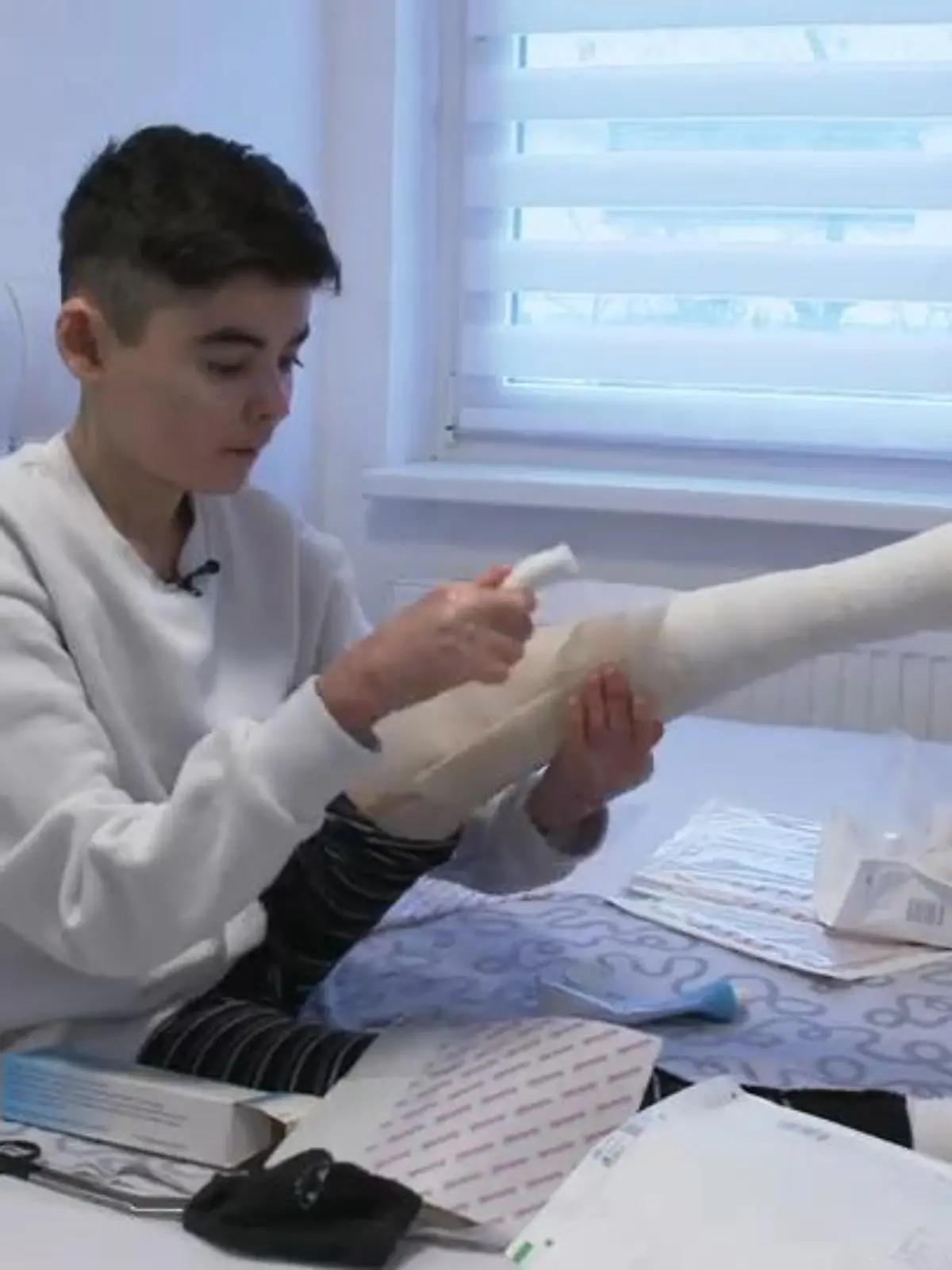 Mit Freunden um die Häuser ziehen, Fußball spielen, auf Partys gehen – für den 20-jährigen Can Yetimoglu aus Lüdenscheid kaum möglich. Seit seiner Geburt leidet er an der Schmetterlingskrankheit. Seine Haut ist so empfindlich wie der Flügel eines Schmetterlings. Dadurch ist sein Leben stark eingeschränkt. Doch aufgeben kommt für ihn nicht in Frage.