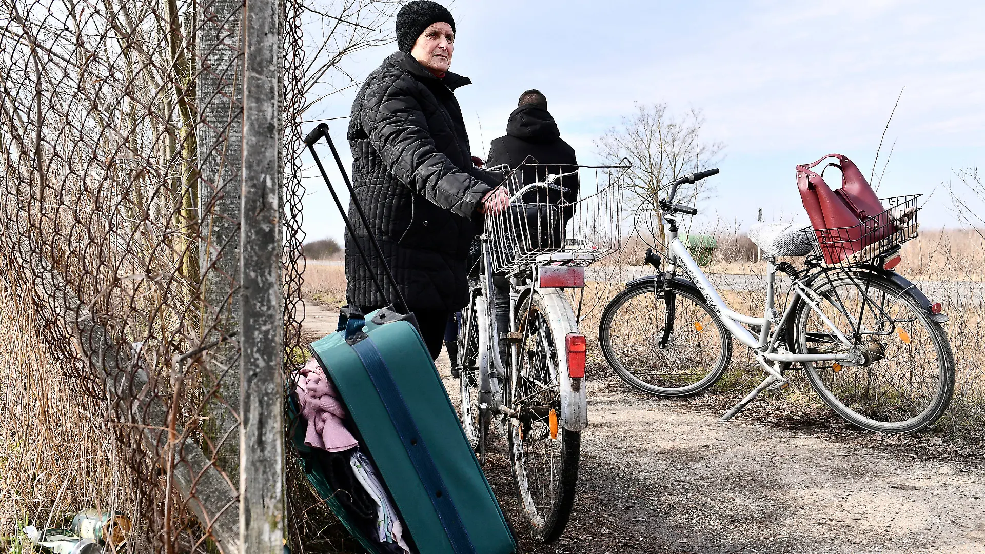 25.02.2022, Ungarn, Barabas: Eine Frau wartet darauf, dass Verwandte sie an der ungarisch-ukrainischen Grenze abholen. Ungarn hat denjenigen, die vor russischen Angriffen fliehen, Schutz gewährt. Foto: Anna Szilagyi/AP/dpa +++ dpa-Bildfunk +++