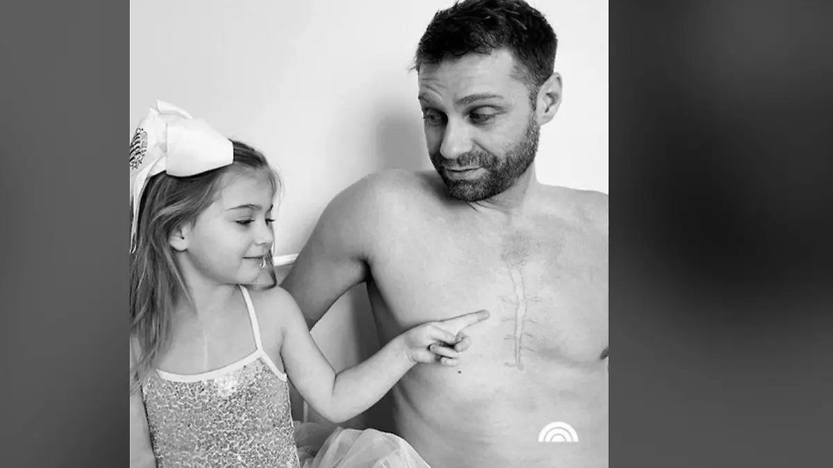 Vater lässt sich OP-Narbe seiner Tochter tätowieren.