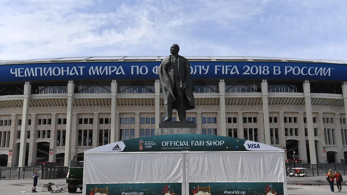 Fussball, Herren, Saison 2017/18, Zwei Tage vor Beginn der Weltmeisterschaft in Russland am Luschniki-Stadion in Moskau, Lenin-Denkmal und Fanshop der FIFA, 12.06. 2018, *** Football Mens Season 2017 18 Two days before the start of the World Cup in Russia at the Luzhniki Stadium in Moscow Lenin Monument and Fanshop of FIFA 12 06 2018 Copyright: xMatthiasxKochx