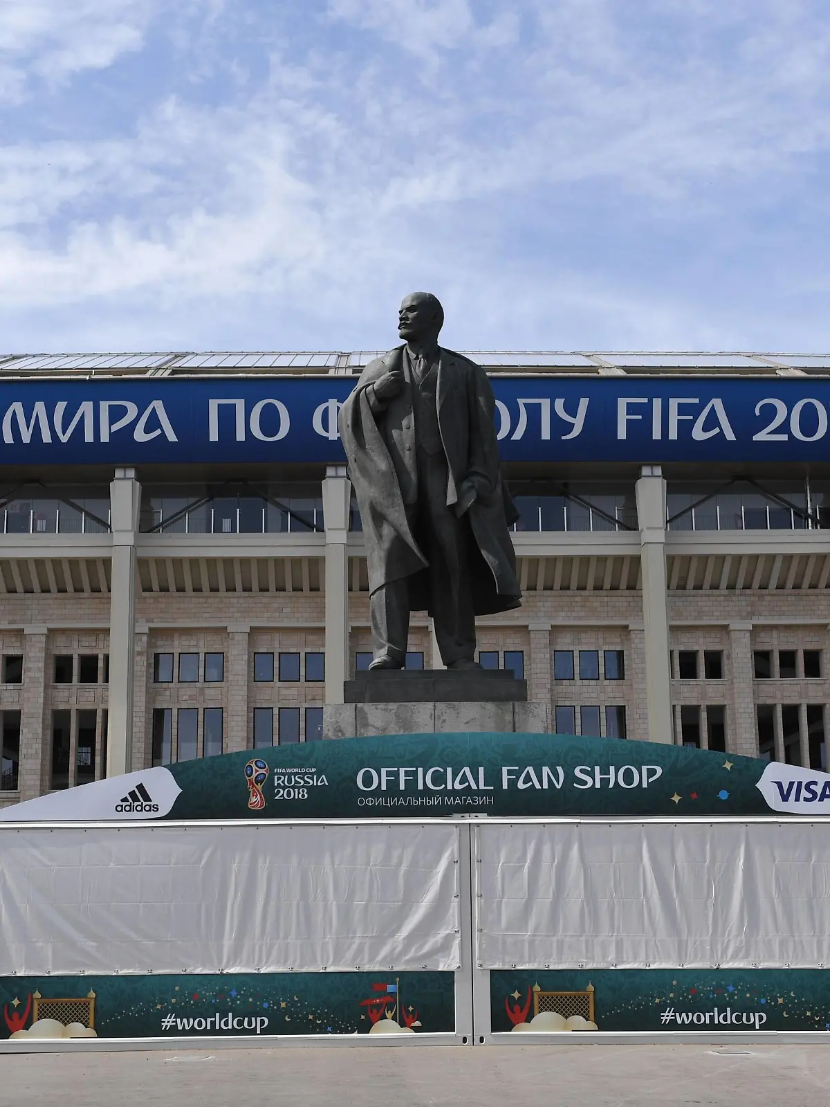 Fussball, Herren, Saison 2017/18, Zwei Tage vor Beginn der Weltmeisterschaft in Russland am Luschniki-Stadion in Moskau, Lenin-Denkmal und Fanshop der FIFA, 12.06. 2018, *** Football Mens Season 2017 18 Two days before the start of the World Cup in Russia at the Luzhniki Stadium in Moscow Lenin Monument and Fanshop of FIFA 12 06 2018 Copyright: xMatthiasxKochx  