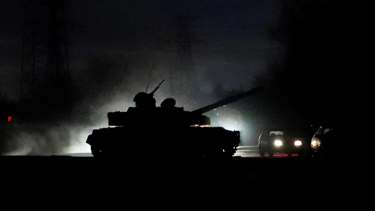 A tank drives along a street after Russian President Vladimir Putin ordered the deployment of Russian troops to two breakaway regions in eastern Ukraine following the recognition of their independence, in the separatist-controlled city of Donetsk, Ukraine February 22, 2022. REUTERS/Alexander Ermochenko     TPX IMAGES OF THE DAY