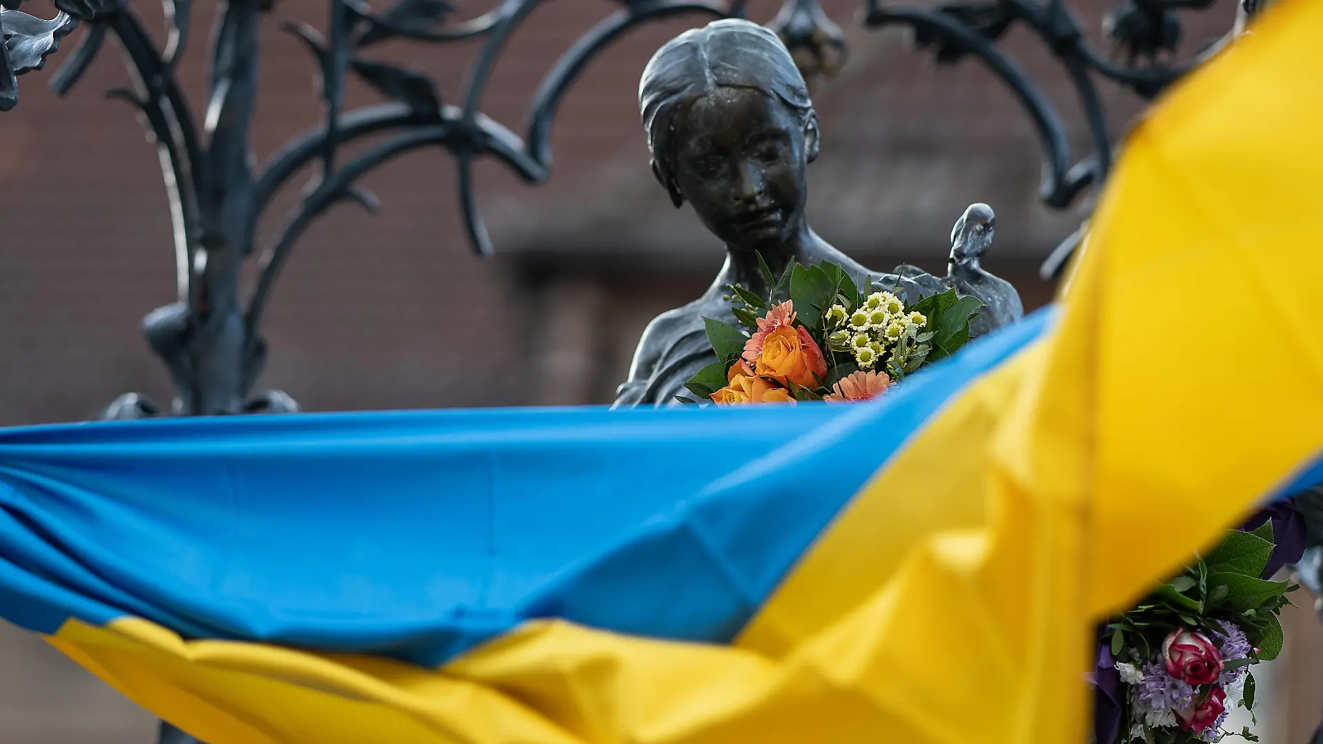 Demonstration gegen den Krieg in der Ukraine 24.02.2022, Göttingen --- Eine Flagge von der Ukraine weht vor dem Gänseliesel am Marktplatz. In Göttingen demonstrieren zahlreiche Menschen gegen den Krieg in der Ukraine. Göttingen Niedersachsen Deutschland *** Demonstration against the war in Ukraine 24 02 2022, Göttingen A flag from Ukraine flies in front of the Gänseliesel on the market square In Göttingen, numerous people demonstrate against the war in Ukraine Göttingen Lower Saxony Germany