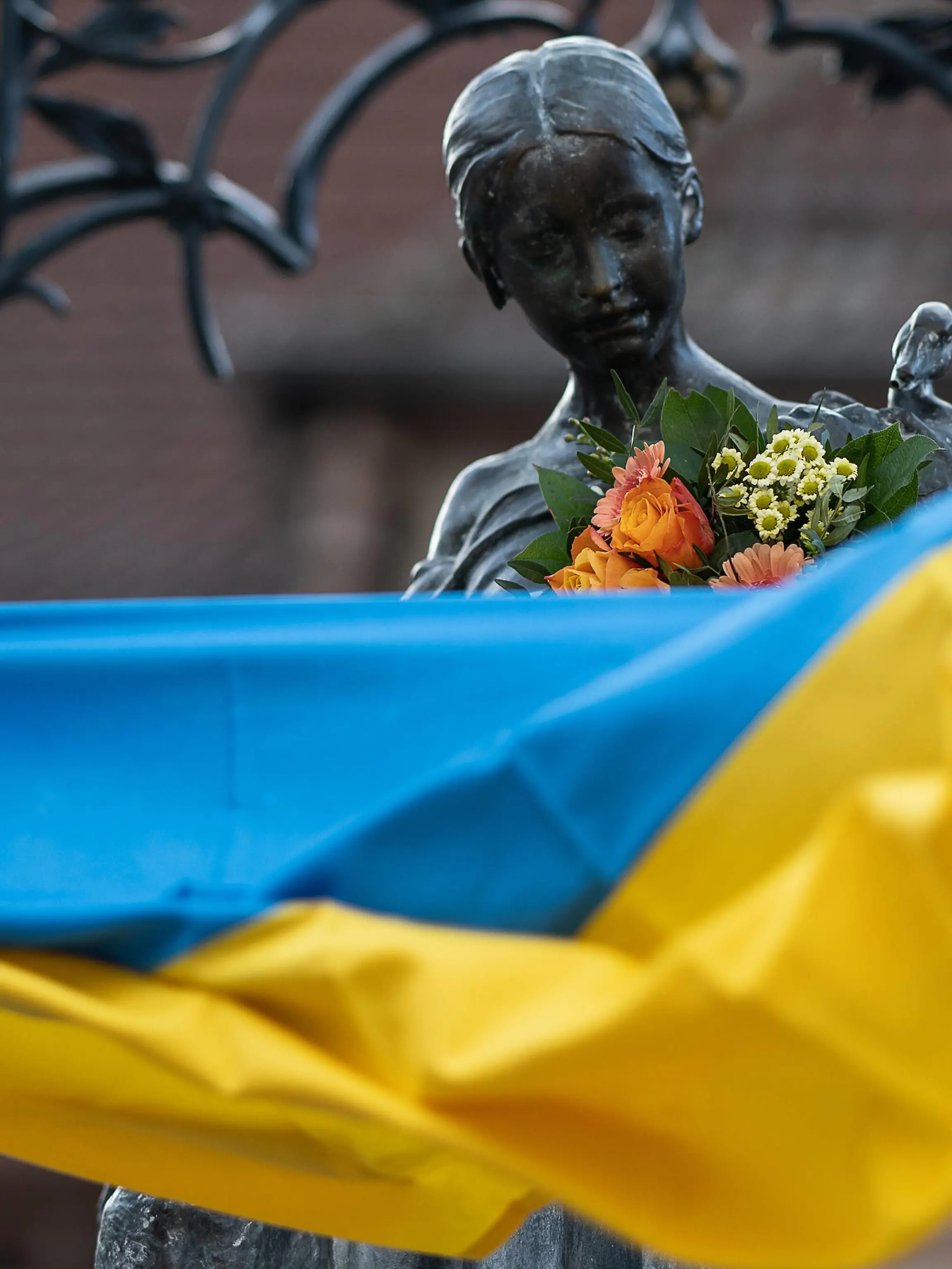  Demonstration gegen den Krieg in der Ukraine 24.02.2022, Göttingen --- Eine Flagge von der Ukraine weht vor dem Gänseliesel am Marktplatz. In Göttingen demonstrieren zahlreiche Menschen gegen den Krieg in der Ukraine. Göttingen Niedersachsen Deutschland *** Demonstration against the war in Ukraine 24 02 2022, Göttingen A flag from Ukraine flies in front of the Gänseliesel on the market square In Göttingen, numerous people demonstrate against the war in Ukraine Göttingen Lower Saxony Germany