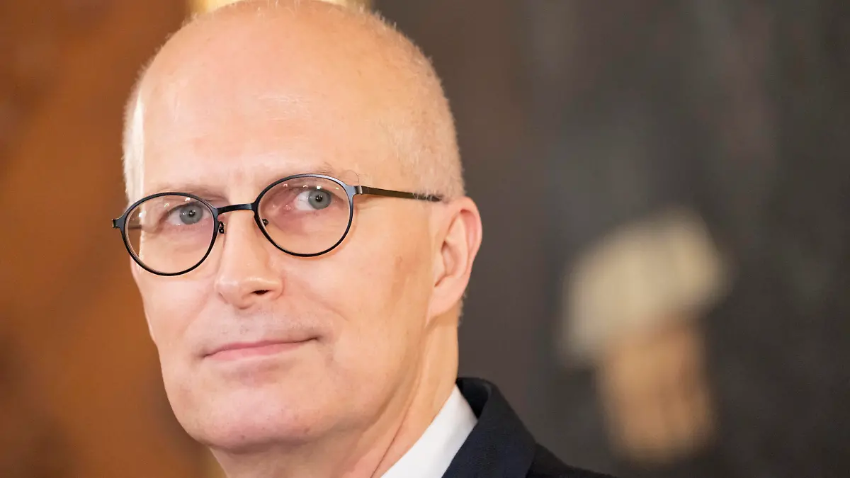 Erster Bürgermeister Peter Tschentscher begrüßt Generalmajor Carsten Breuer, Leiter Corona-Krisenstab im Bundeskanzleramt, zu einem Gespräch in Hamburg -Erster Bürgermeister Peter Tschentscher begrüßt Generalmajor Carsten Breuer, Leiter Corona-Krisenstab im Bundeskanzleramt, zu einem Gespräch in Hamburg -, Hamburg Hamburg Deutschland Rathaus