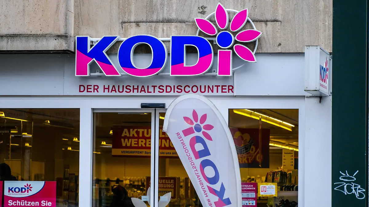 Düsseldorf 08.02.2022 Kodi Schriftzug Logo Leuchtreklame Leuchtschrift Filiale Düsseldorf Nordrhein-Westfalen Deutschland