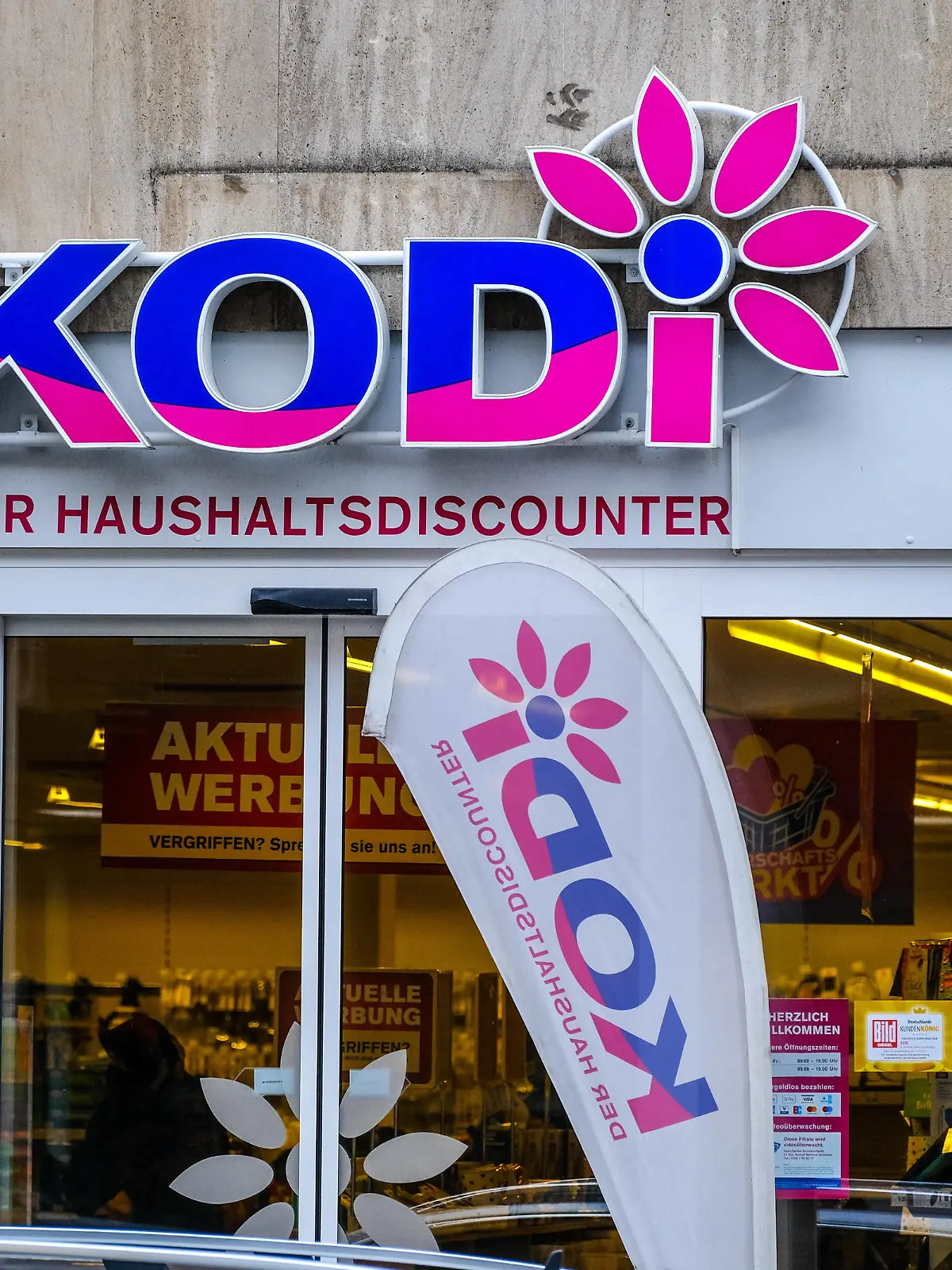  Düsseldorf 08.02.2022 Kodi Schriftzug Logo Leuchtreklame Leuchtschrift Filiale Düsseldorf Nordrhein-Westfalen Deutschland 