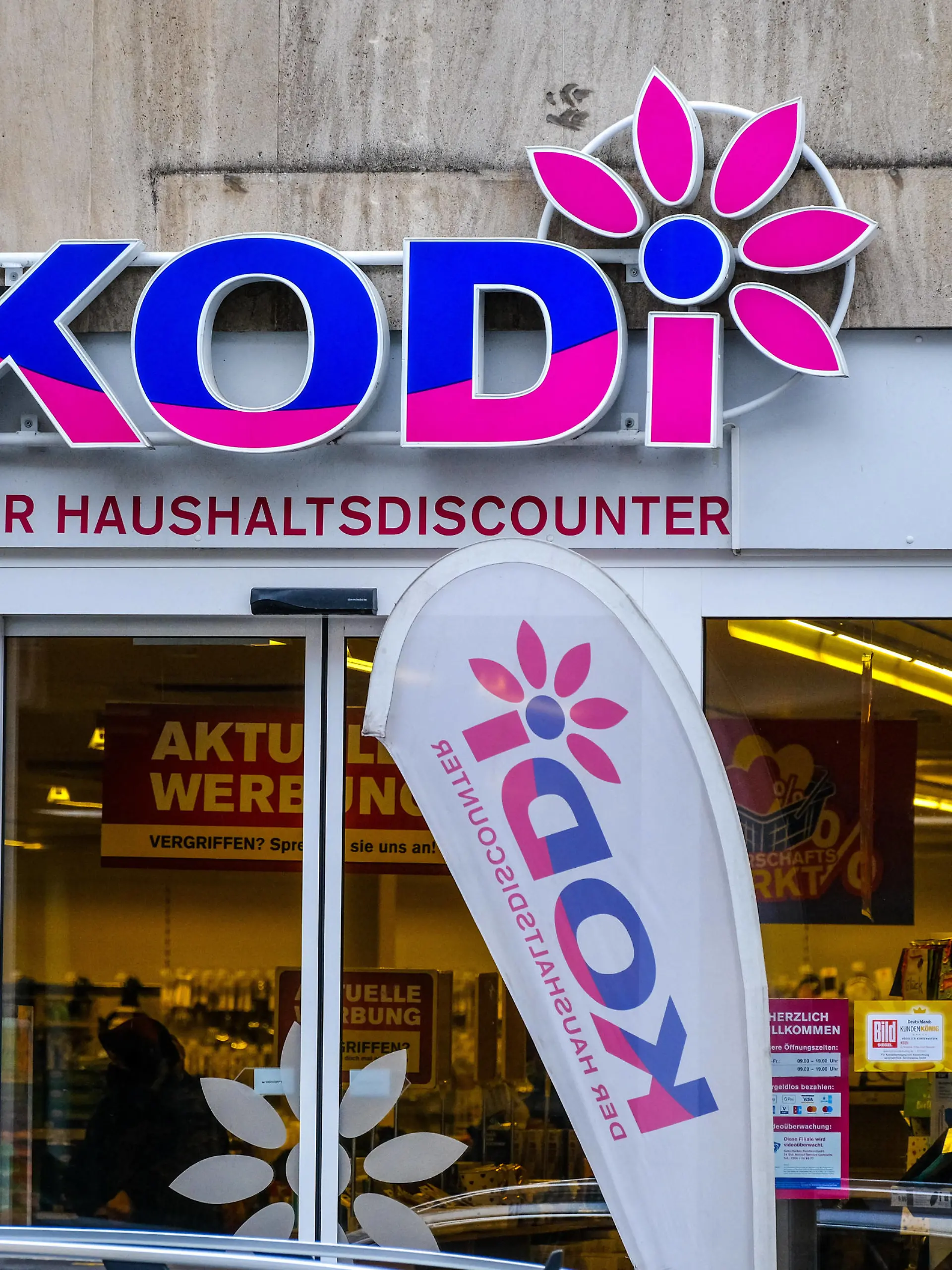  Düsseldorf 08.02.2022 Kodi Schriftzug Logo Leuchtreklame Leuchtschrift Filiale Düsseldorf Nordrhein-Westfalen Deutschland 