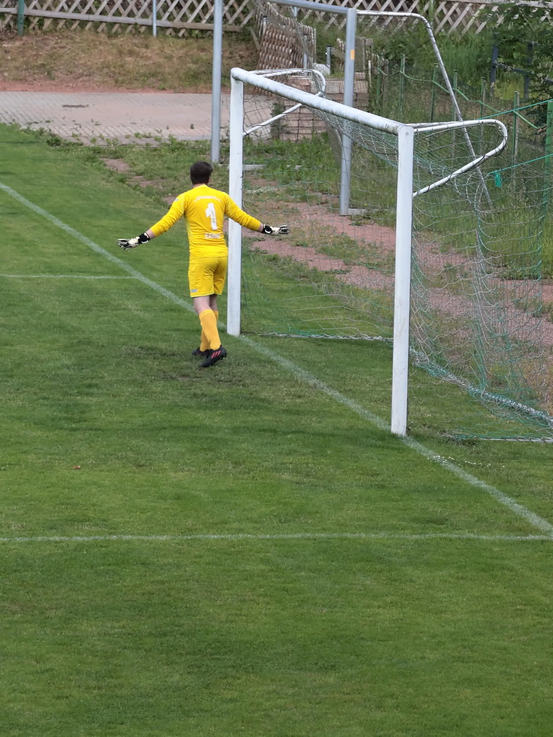 Tor verfehlt, Bienenschwarm getroffen. Der Stürmer des SV Tanne Thalheim 2. jagte den Ball ins falsche Ziel.