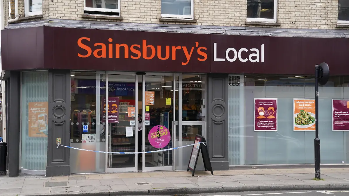 Supermarket food contaminated with syringes. Police tape blocks the entrance to Sainsbury's Local on Fulham Palace Road, west London, which has been closed and a crime scene put in place after a man was arrested on suspicion of contaminating food with a syringe. Police were called on Wednesday evening to a man shouting abuse at people in the street and three supermarkets Tesco Express, Little Waitrose and Sainsbury's Local - have been closed for investigation. Picture date: Thursday August 26, 2021. See PA story POLICE Syringe . Photo credit should read: Jonathan Brady/PA Wire URN:61976483